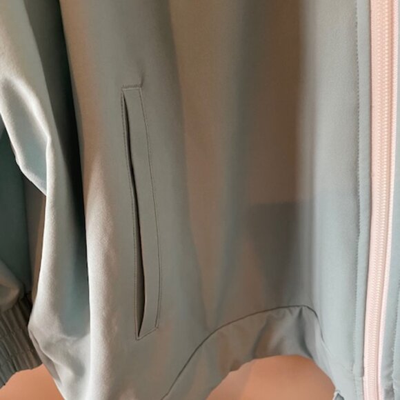 Elevate All Weather Blue Haze Light Windbreaker – NWT Size L – will fit an XL - Picture 4 of 12